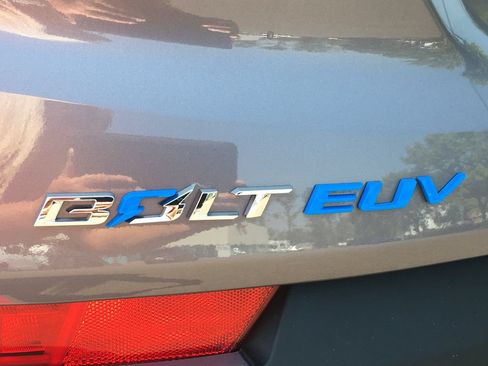 Used 2022 Chevrolet Bolt EUV Premier w/ Sun & Sound Package FWD image 6