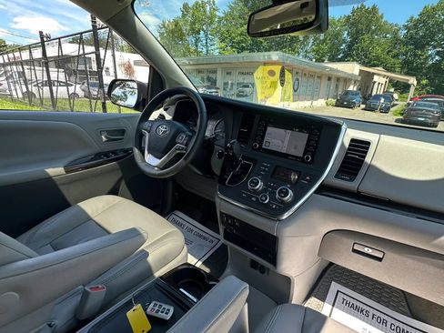 Used 2018 Toyota Sienna XLE Premium FWD image 32