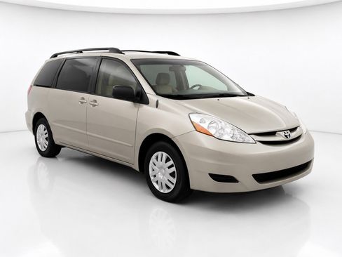 Used 2010 Toyota Sienna LE FWD image 2