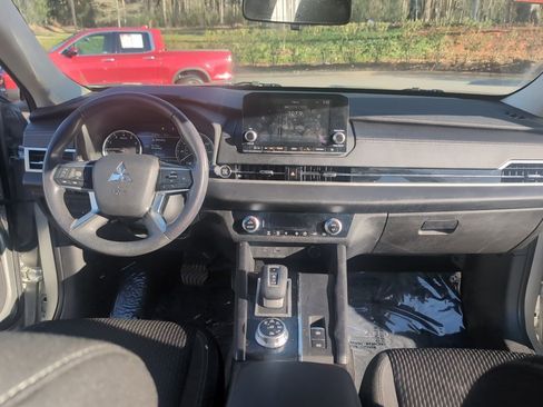 Used 2022 Mitsubishi Outlander ES image 15