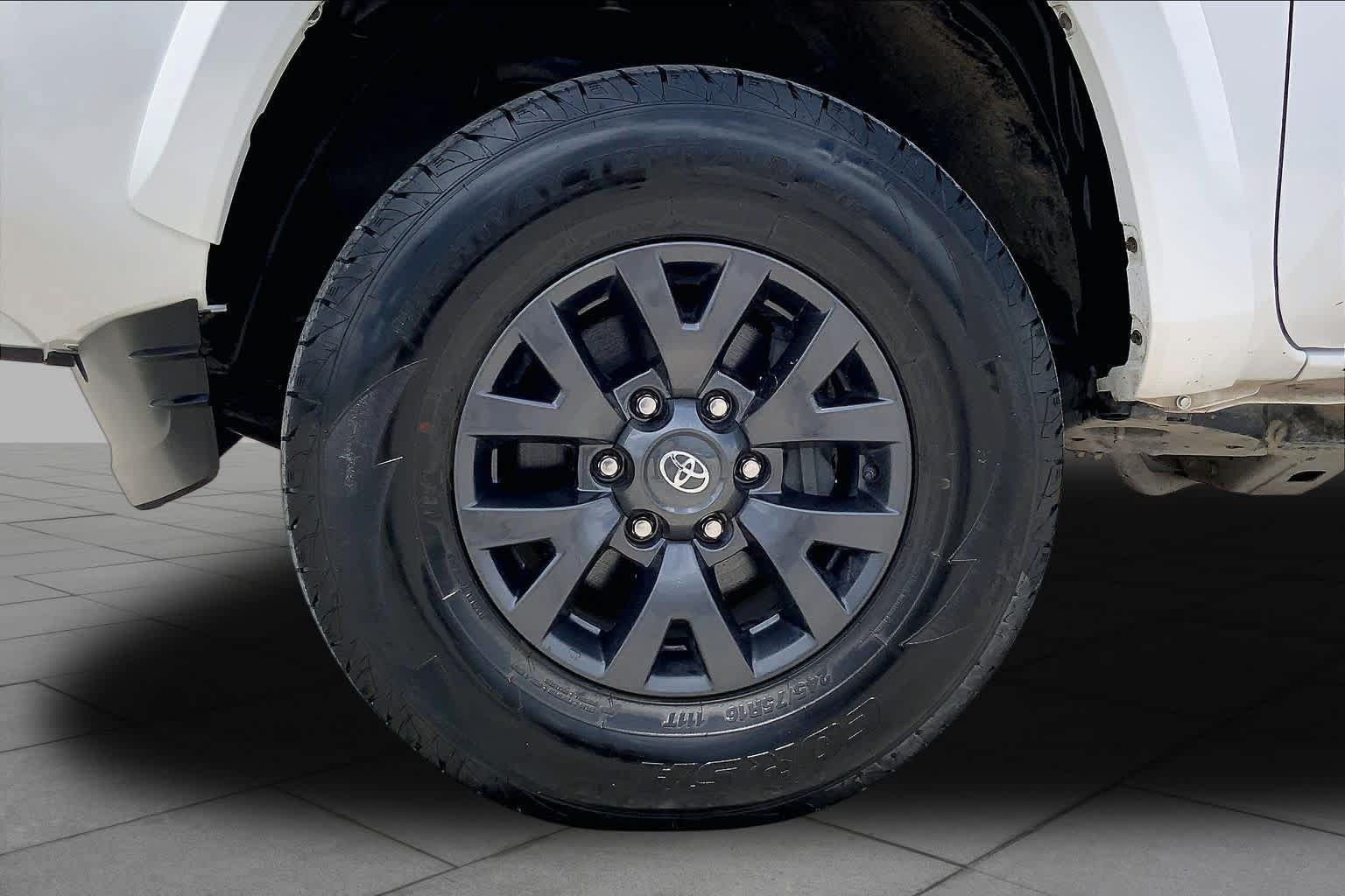 Used 2022 Toyota Tacoma SR5 AWD/4WD image 11