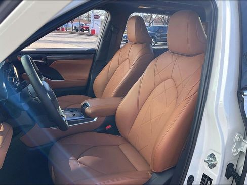 Used 2024 Toyota Highlander Platinum image 30