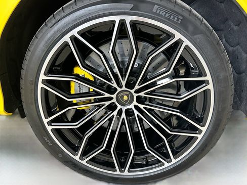 Used 2025 Lamborghini Urus SE AWD/4WD image 41