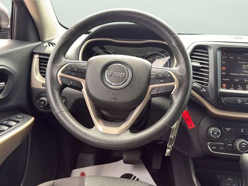 Used 2018 Jeep Cherokee Latitude FWD image 38