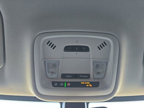 Used 2020 Chevrolet Traverse LT image 7