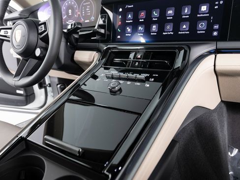 Certified 2025 Porsche Panamera 4 image 27