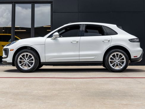 Certified 2025 Porsche Macan image 2