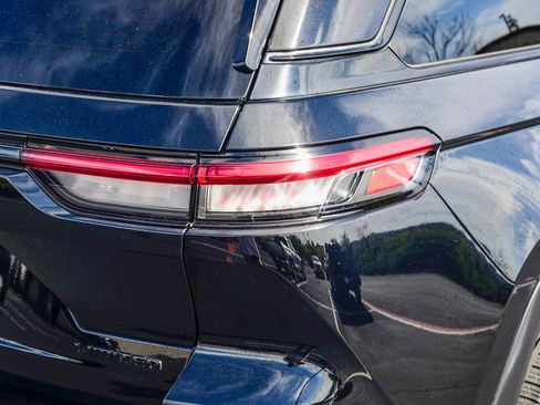 Used 2023 Jeep Grand Cherokee Limited w/ Black Appearance Package image 8