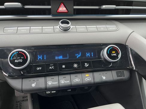 Used 2025 Hyundai Elantra SEL image 24