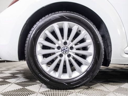 Used 2019 Volkswagen Beetle 2.0T SE FWD image 42
