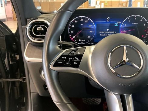 Used 2025 Mercedes-Benz C 300 4MATIC Sedan image 22