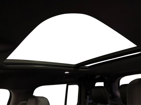 Used 2022 Land Rover Defender 110 SE image 21