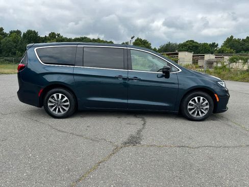 Used 2024 Chrysler Pacifica Limited FWD image 2