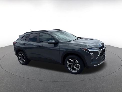 Used 2025 Chevrolet Trax LT FWD image 2
