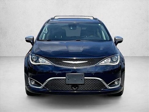 Used 2018 Chrysler Pacifica Limited w/ Advanced Safetytec Group FWD image 3