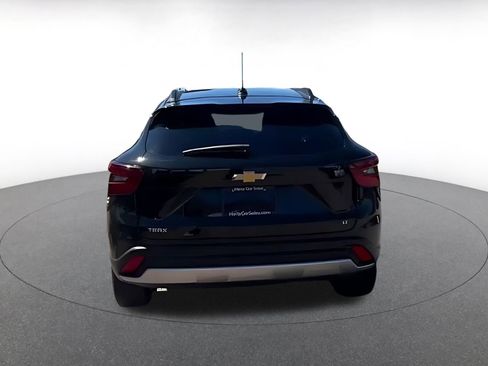 Used 2025 Chevrolet Trax LT w/ LT Convenience Package FWD image 16