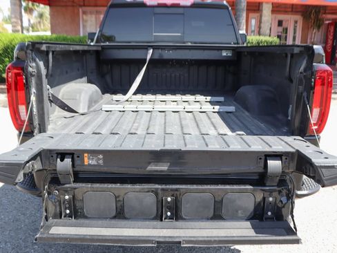 Used 2022 GMC Sierra 2500 AT4 w/ AT4 Preferred Package AWD/4WD image 9