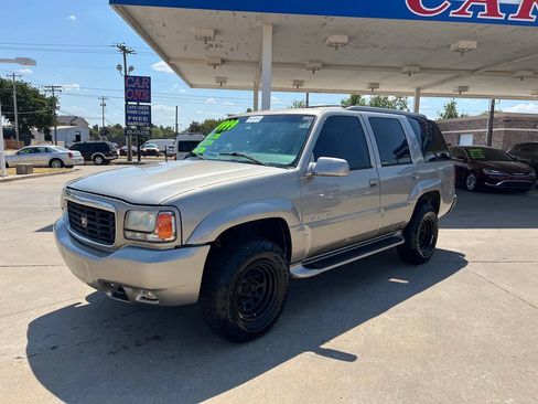 Used 2000 Cadillac Escalade 4WD image 3