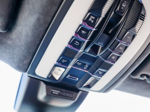 Certified 2018 Porsche Macan Turbo image 21