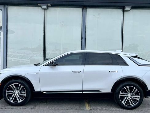 Used 2024 Cadillac Lyriq Luxury AWD/4WD image 2