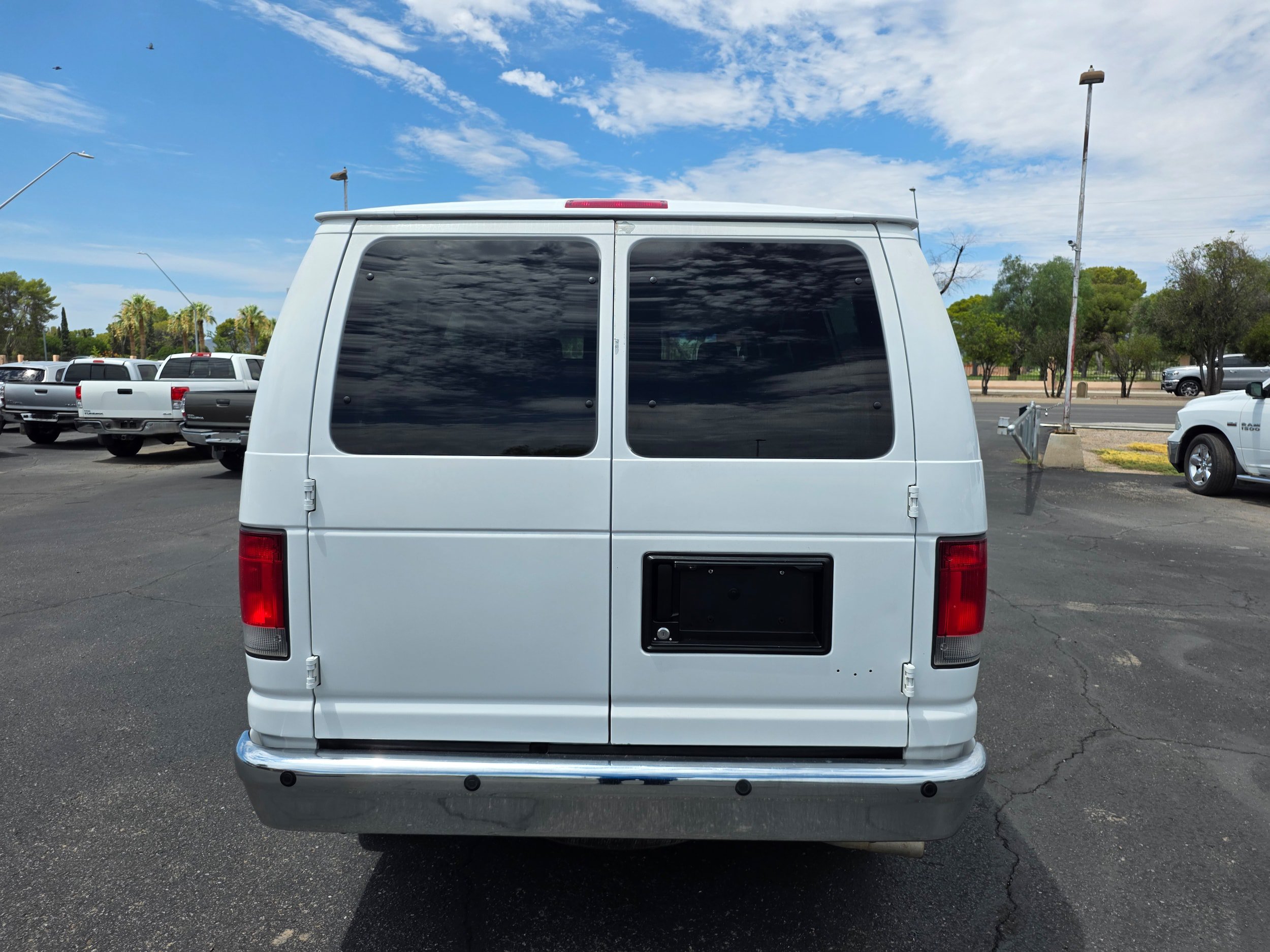 Used 2014 Ford E-350 and Econoline 350 XLT RWD image 4