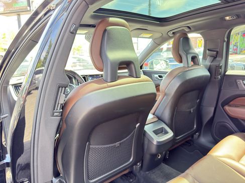 Used 2018 Volvo XC60 T5 Momentum w/ Vision Package AWD/4WD image 15