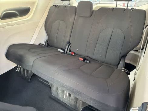 Used 2018 Chrysler Pacifica Touring Plus w/ Tire & Wheel Group FWD image 11