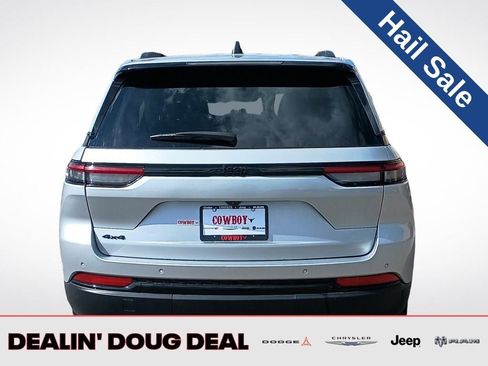 Used 2023 Jeep Grand Cherokee Altitude image 5