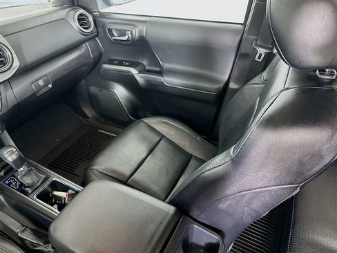 Used 2019 Toyota Tacoma TRD Off-Road image 25