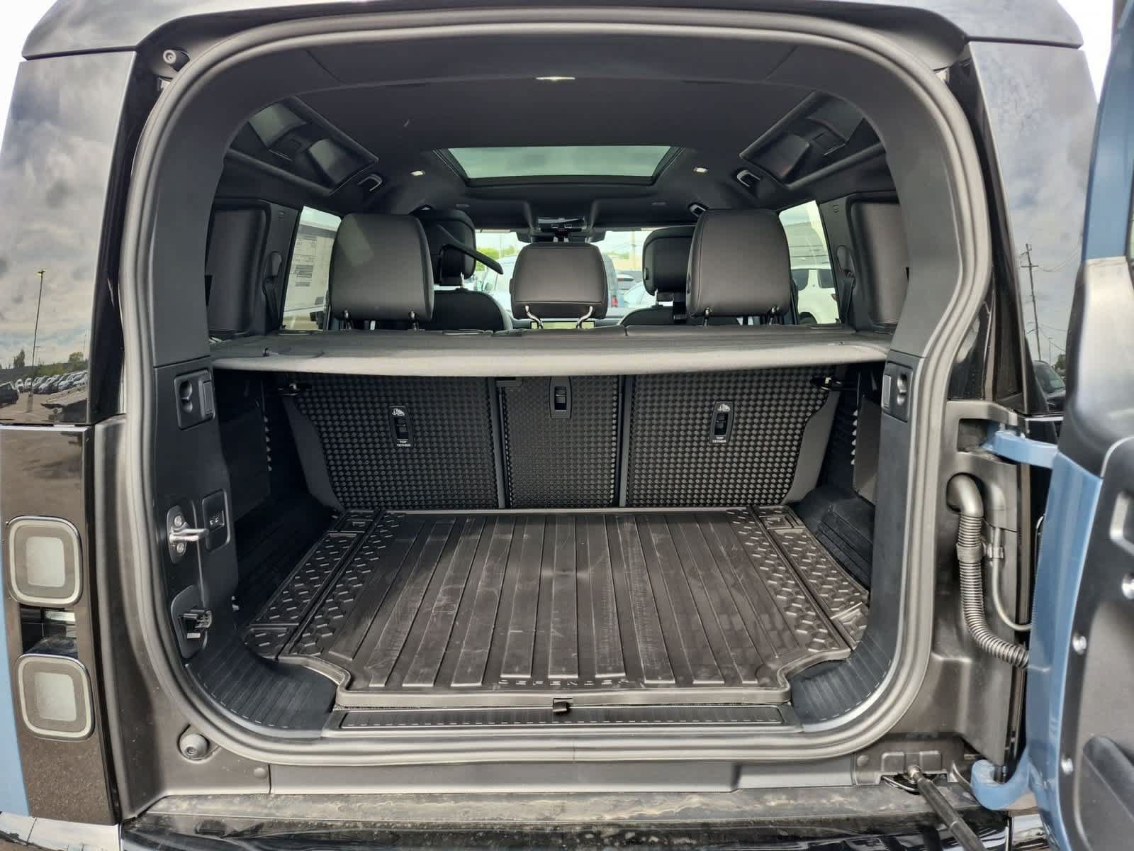 New 2026 Land Rover Defender 110 X-Dynamic SE AWD/4WD image 36