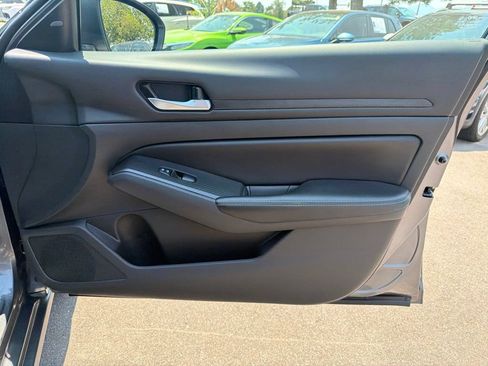 Used 2024 Nissan Altima 2.5 SV FWD image 11