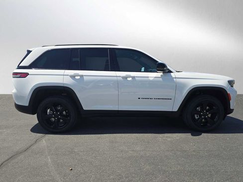 Used 2023 Jeep Grand Cherokee Altitude AWD/4WD image 2