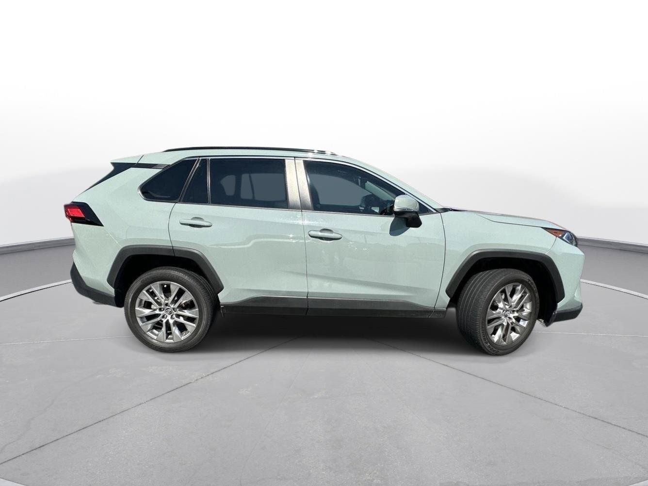 Used 2021 Toyota RAV4 XLE Premium FWD image 5