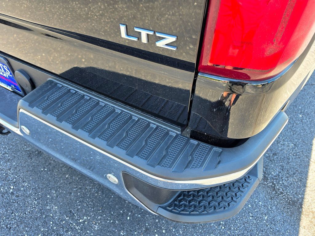 Used 2019 Chevrolet Silverado 1500 LTZ AWD/4WD image 7