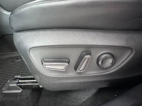 Used 2024 Toyota Highlander XLE AWD/4WD image 23
