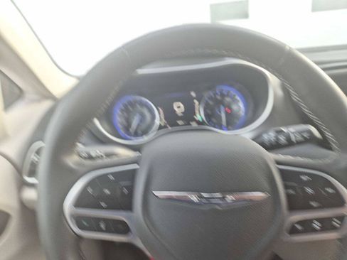 Used 2023 Chrysler Pacifica Touring-L FWD image 9