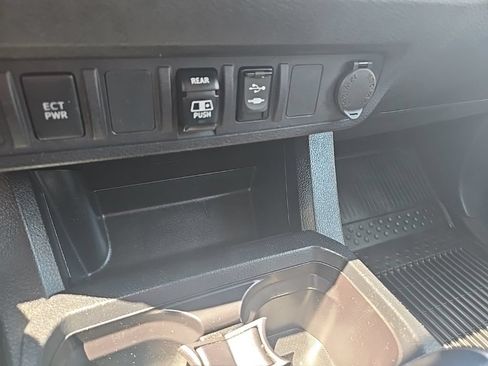 Used 2019 Toyota Tacoma SR5 AWD/4WD image 18