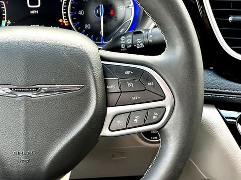 Used 2023 Chrysler Pacifica Limited image 25