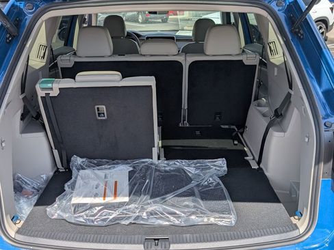 Used 2025 Volkswagen Atlas SE image 25