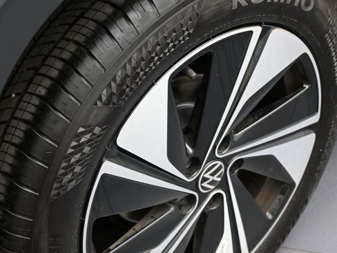 Used 2024 Volkswagen Taos SE image 14