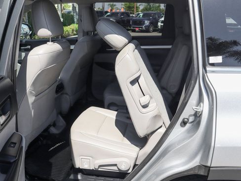 Used 2019 Toyota Highlander XLE image 38