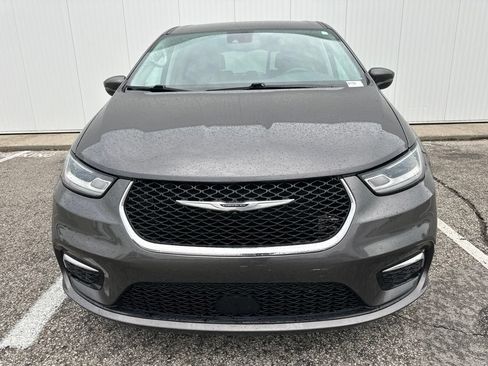 Used 2023 Chrysler Pacifica Touring-L FWD image 11