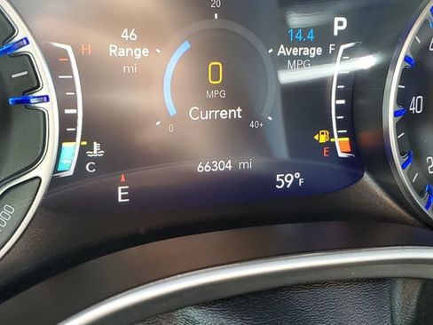 Used 2023 Chrysler Pacifica Touring-L FWD image 11