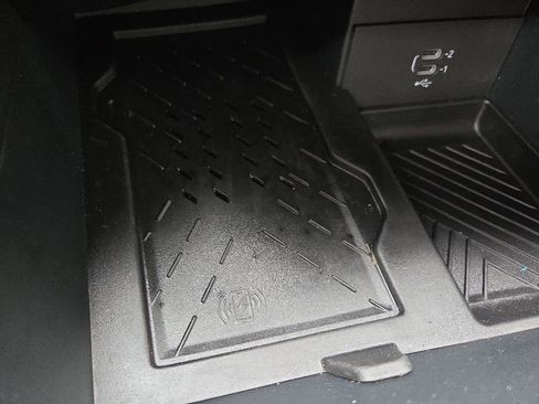 Used 2026 Chrysler Pacifica Limited FWD image 58