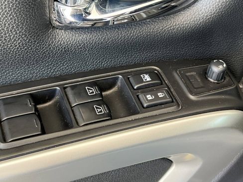 Used 2017 Nissan Titan SV AWD/4WD image 12