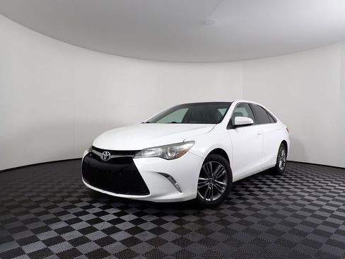 Used 2016 Toyota Camry SE image 2