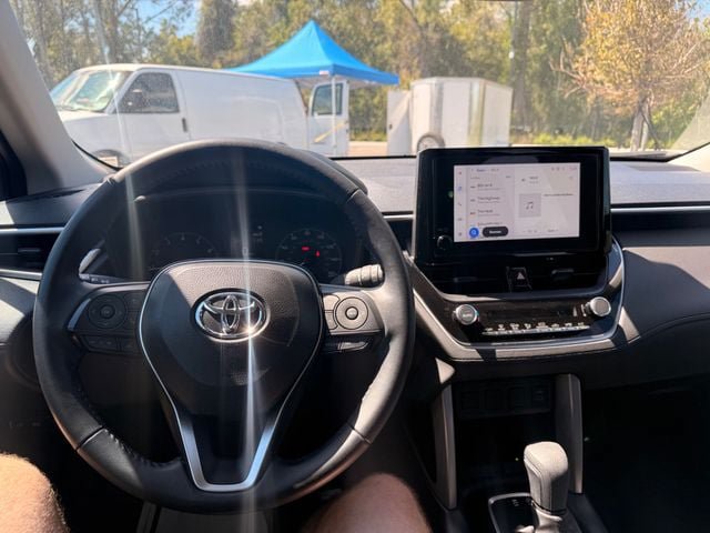 Used 2025 Toyota Corolla Cross LE FWD image 2