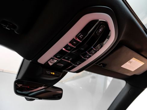 Used 2024 Porsche Macan image 33