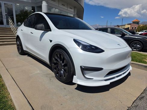 Used 2024 Tesla Model Y Performance AWD/4WD image 3