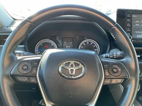 Certified 2021 Toyota Venza LE image 28